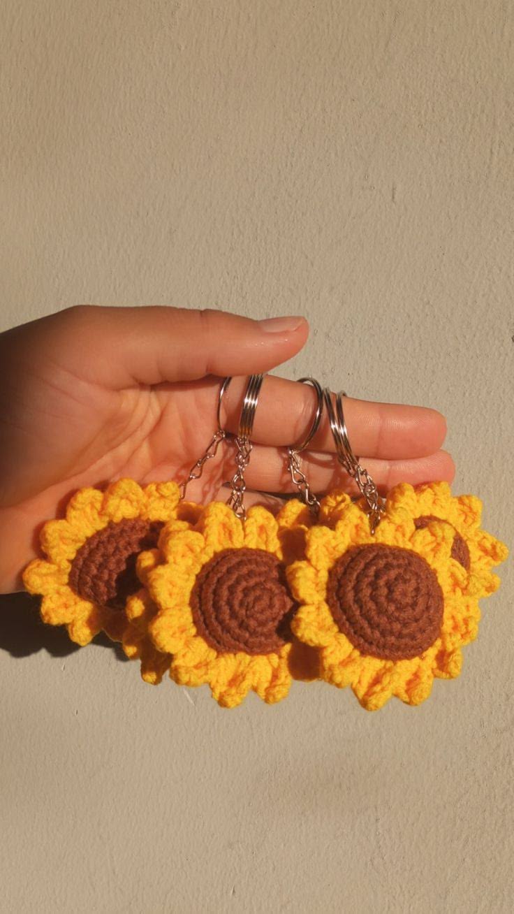 Crochet Sunflower Keychain | No fix pattern | 3.5-4.5 inches Size